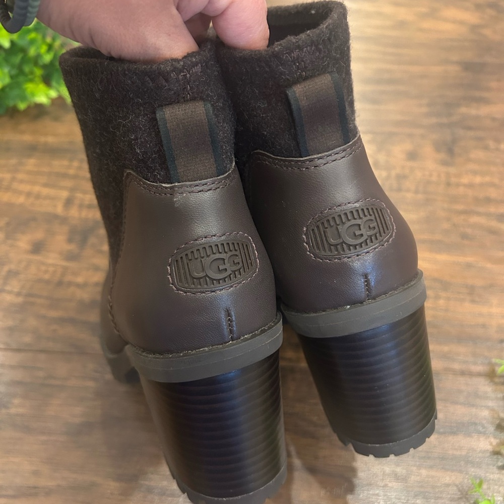 UGG Australia 🍃 Women’s Amathea Dark Brown Leather Chunky Heeled Boots Sz 8 - Picture 2 of 9